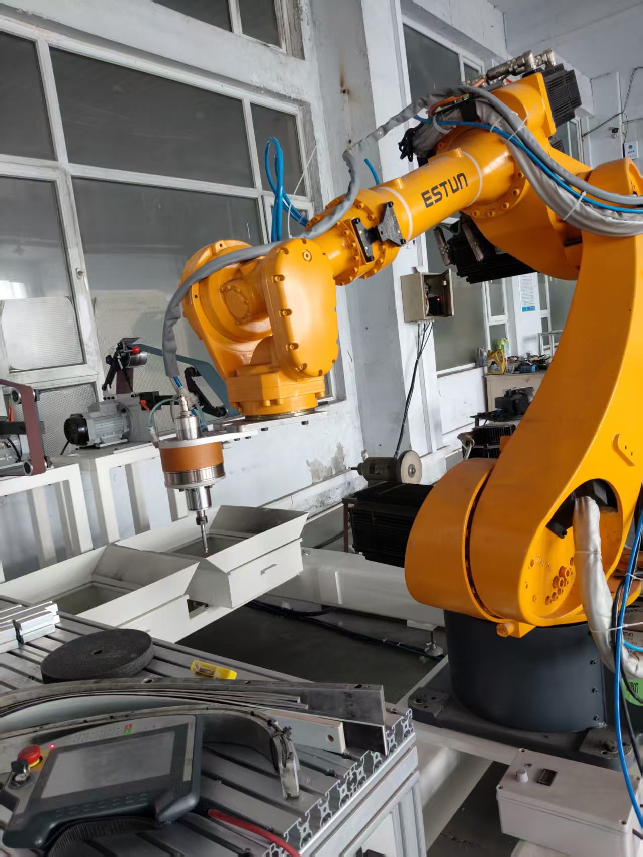 从“重复轨迹”到“感知适应”：机器人打磨工艺一致性难题的破解之道与优势解析