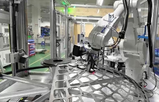 机器人上下料单元的干涉风险解析与空间规划